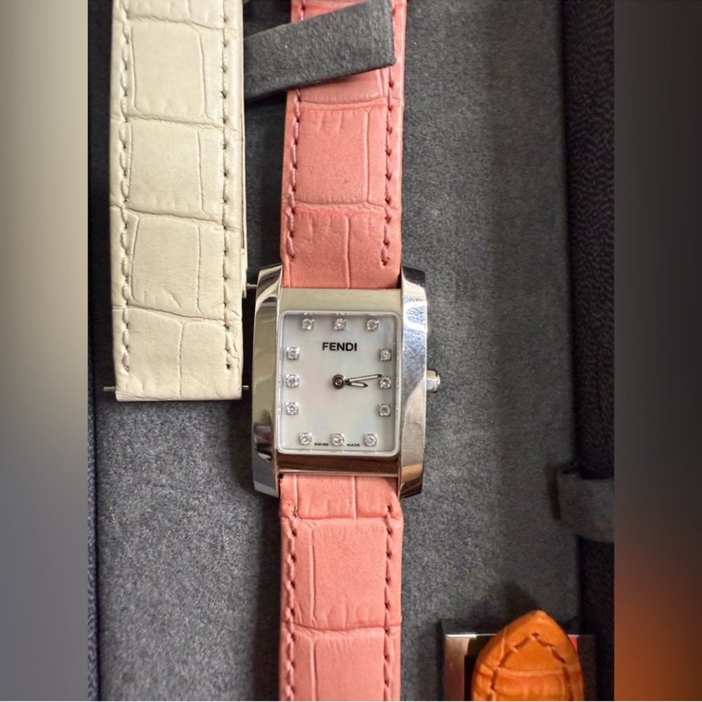 Full Inclusive Fendi 7000L Classico  Interchangeable Mother of Pearl Watch Set - Picture 5 of 12